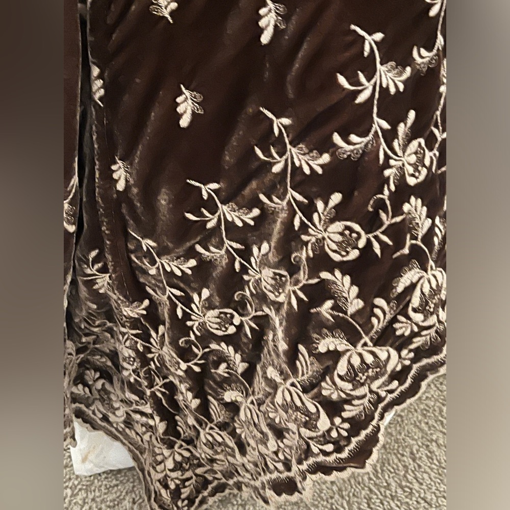 BELLA NOTTE LINEN, EMBROIDERED VELVET SILK BLEND BED COVERLET QUEEN SIZE - Picture 7 of 12